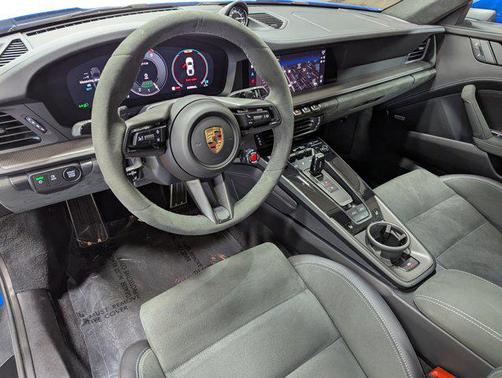 2025 Porsche 911 Carrera 4 GTS