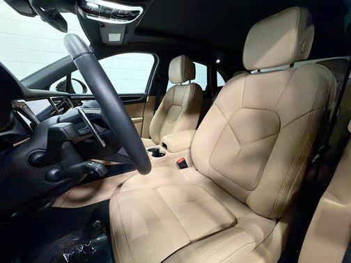 2025 Porsche Macan T