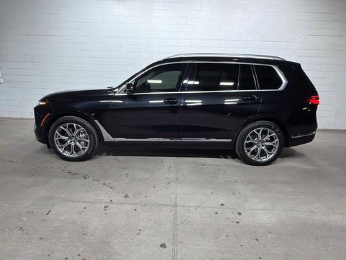 Black Sapphire Metallic 2023 BMW X7 xDrive40i