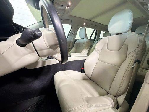 2020 Volvo V60 Cross Country T5