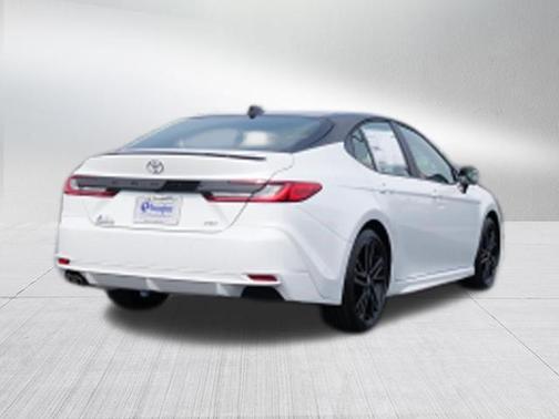 Wind Chill Pearl w/Midnight Black Metallic Roof 2026 Toyota Camry XSE