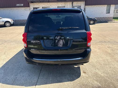 Brilliant Black Crystal Pearlcoat 2013 Dodge Grand Caravan SXT