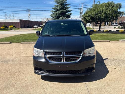 Brilliant Black Crystal Pearlcoat 2013 Dodge Grand Caravan SXT