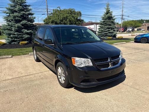 Brilliant Black Crystal Pearlcoat 2013 Dodge Grand Caravan SXT