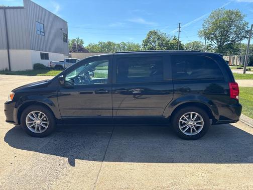 Brilliant Black Crystal Pearlcoat 2013 Dodge Grand Caravan SXT
