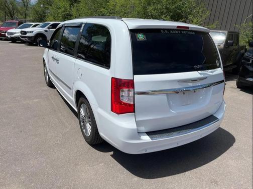 Bright White Clearcoat 2016 Chrysler Town & Country Touring-L
