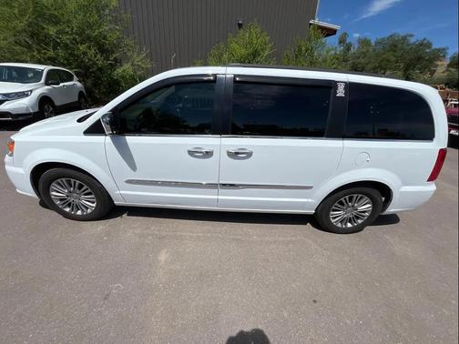 Bright White Clearcoat 2016 Chrysler Town & Country Touring-L