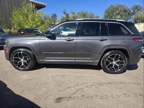 2022 Jeep Grand Cherokee Summit