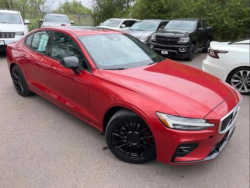 Fusion Red Metallic 2019 Volvo S60 T5 R-Design