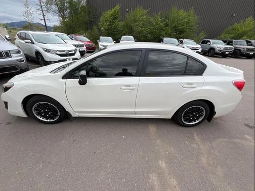 Crystal White Pearl 2015 Subaru Impreza 2.0i
