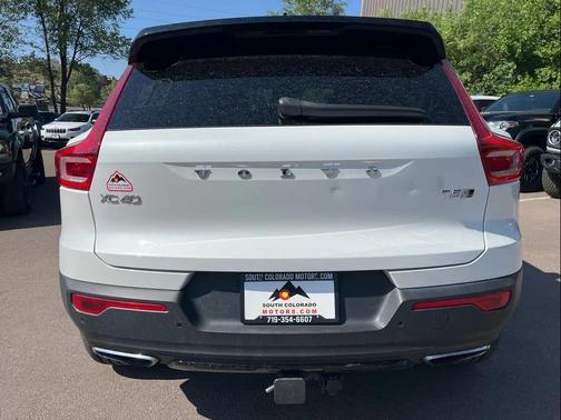 Crystal White Metallic 2019 Volvo XC40 T5 R-Design
