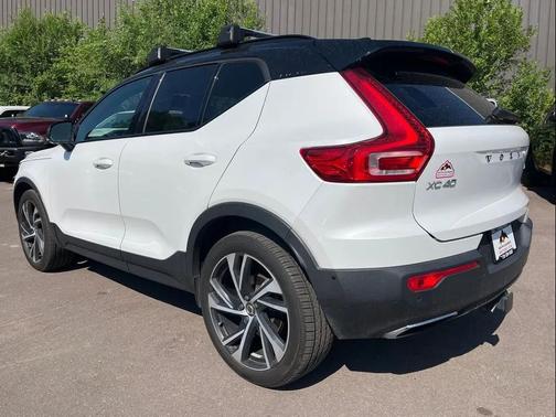 Crystal White Metallic 2019 Volvo XC40 T5 R-Design