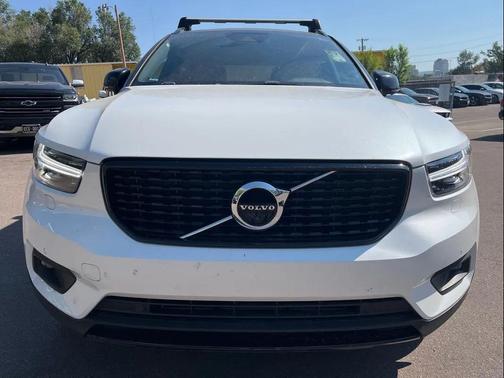 Crystal White Metallic 2019 Volvo XC40 T5 R-Design