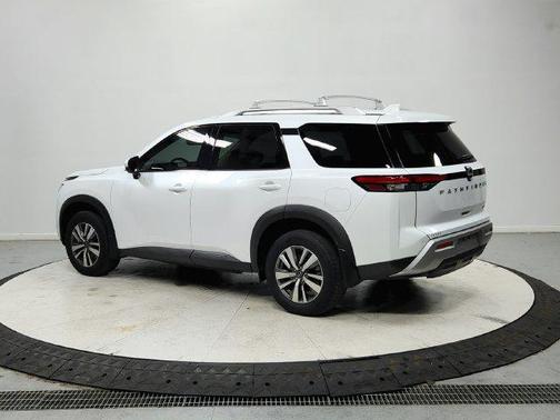 Everest White Pearl Tricoat 2025 Nissan Pathfinder SL FWD