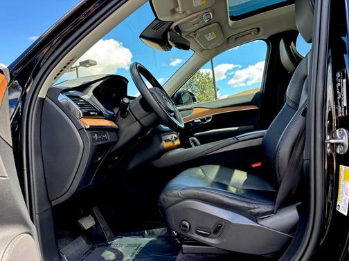 Onyx Black Metallic 2022 Volvo XC90 Recharge Plug-In Hybrid T8 Inscription Expression 6 Passenger