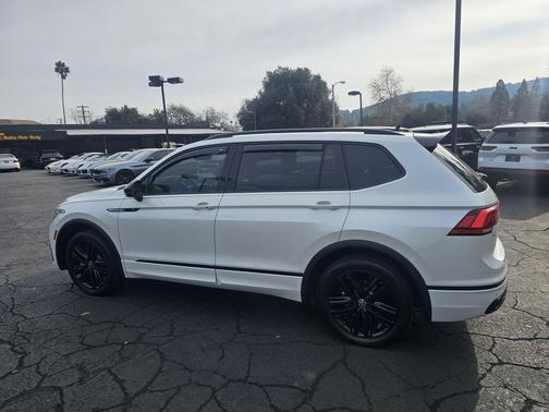2022 Volkswagen Tiguan 2.0T SE R-Line Black