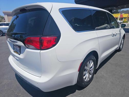 Bright White Clearcoat 2019 Chrysler Pacifica Touring Plus