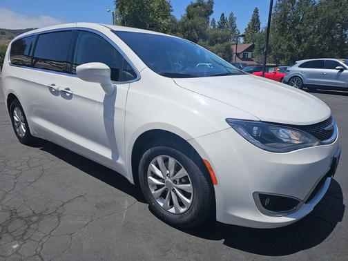 Bright White Clearcoat 2019 Chrysler Pacifica Touring Plus