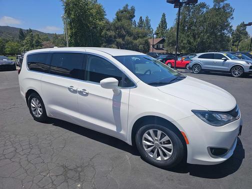 Bright White Clearcoat 2019 Chrysler Pacifica Touring Plus