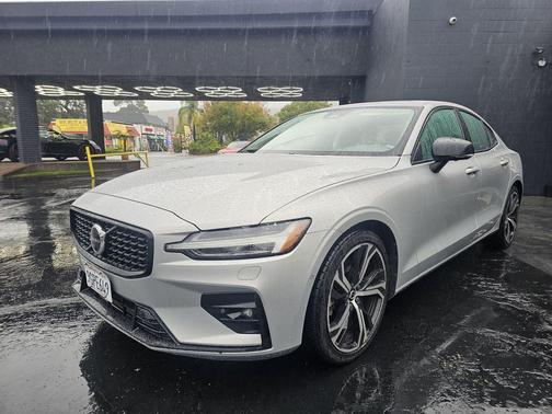 2024 Volvo S60 B5 Plus Dark Theme