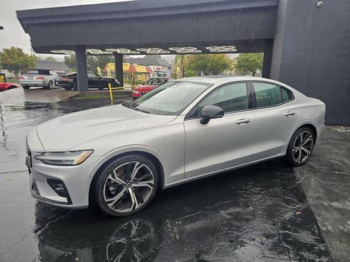 2024 Volvo S60 B5 Plus Dark Theme