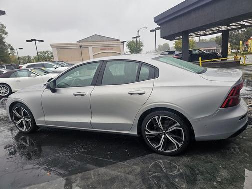 2024 Volvo S60 B5 Plus Dark Theme