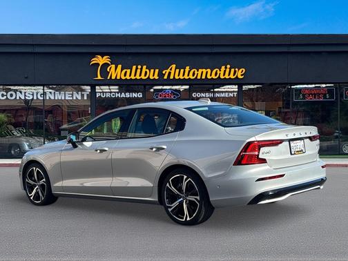 2024 Volvo S60 B5 Plus Dark Theme