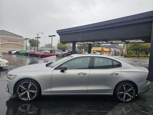 2024 Volvo S60 B5 Plus Dark Theme