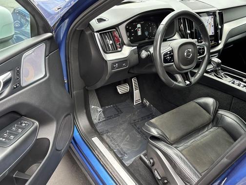 BLUE 2018 Volvo XC60 T6 R-Design