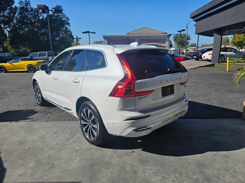 2023 Volvo XC60 B5 Plus Bright Theme