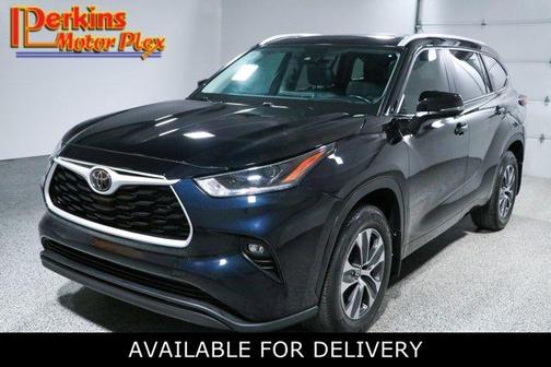 Black 2024 Toyota Highlander XLE