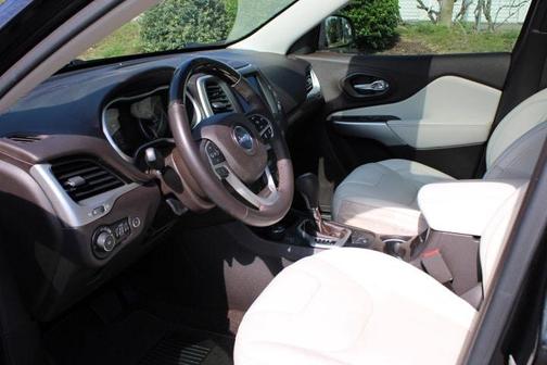 Brilliant Black Crystal Pearlcoat 2016 Jeep Cherokee Overland