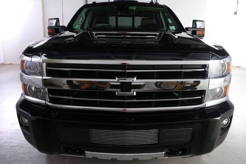Photo 4 of 40 of 2018 Chevrolet Silverado 2500 High Country