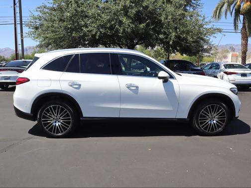 Polar White 2026 Mercedes-Benz GLC 300