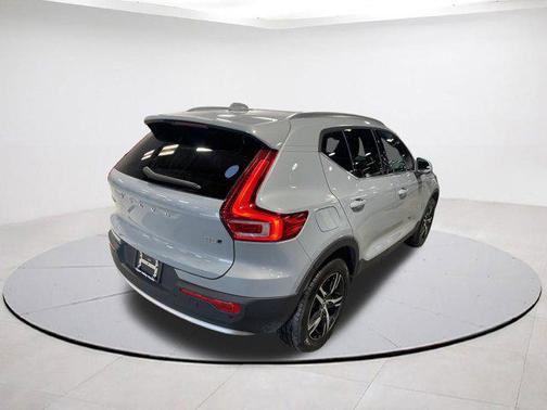 2025 Volvo XC40 B5 Core Bright Theme