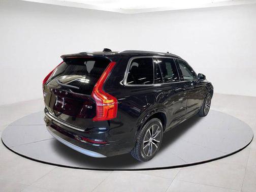 2022 Volvo XC90 T6 Momentum