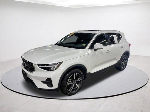 2025 Volvo XC40 B5 Core Bright Theme
