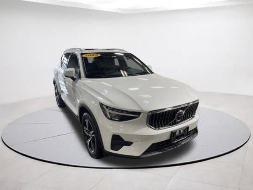 2025 Volvo XC40 B5 Core Bright Theme