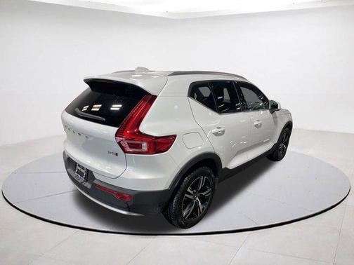 2025 Volvo XC40 B5 Core Bright Theme