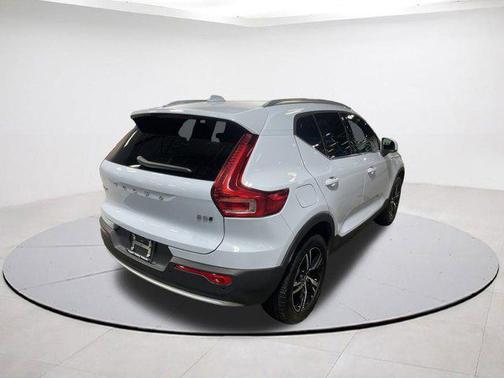 2025 Volvo XC40 B5 Core Bright Theme