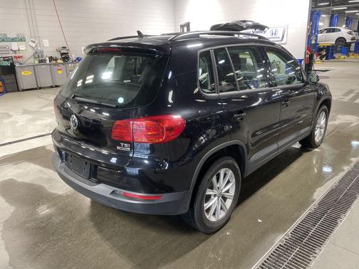 Deep Black Pearl Metallic 2018 Volkswagen Tiguan Limited 2.0T 4MOTION