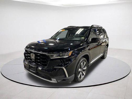 Crystal Black Pearl 2024 Honda Pilot Touring 8-Passenger