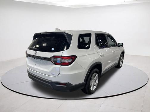 Platinum White Pearl 2023 Honda Pilot AWD LX