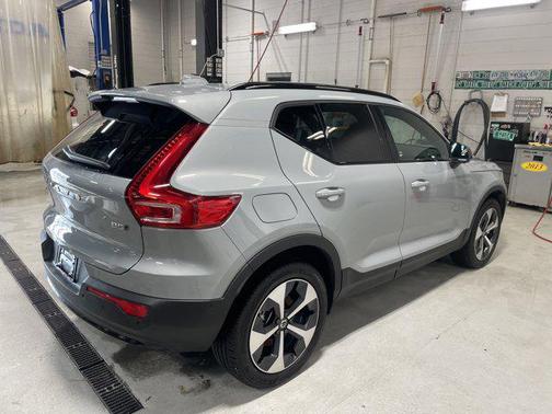 2025 Volvo XC40 B5 Plus Dark Theme