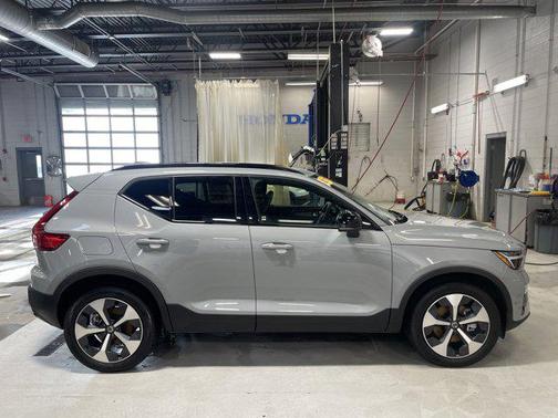 2025 Volvo XC40 B5 Plus Dark Theme