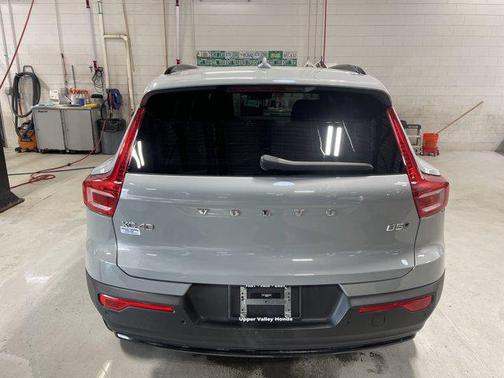 2025 Volvo XC40 B5 Plus Dark Theme