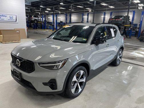 2025 Volvo XC40 B5 Plus Dark Theme