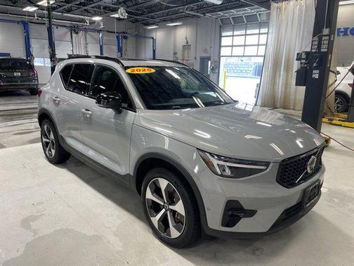 2025 Volvo XC40 B5 Plus Dark Theme