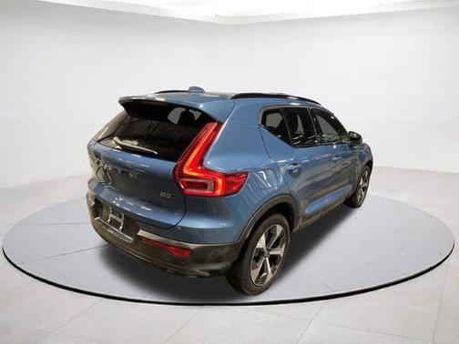 2025 Volvo XC40 B5 Plus Dark Theme