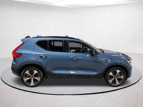 2025 Volvo XC40 B5 Plus Dark Theme